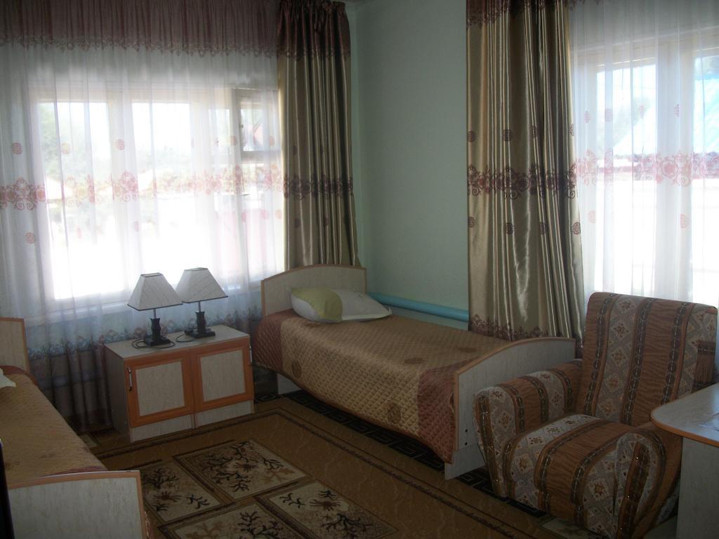 Enirest Hotel Karakol Phòng bức ảnh